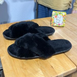 Black fuzzy crisscross slippers